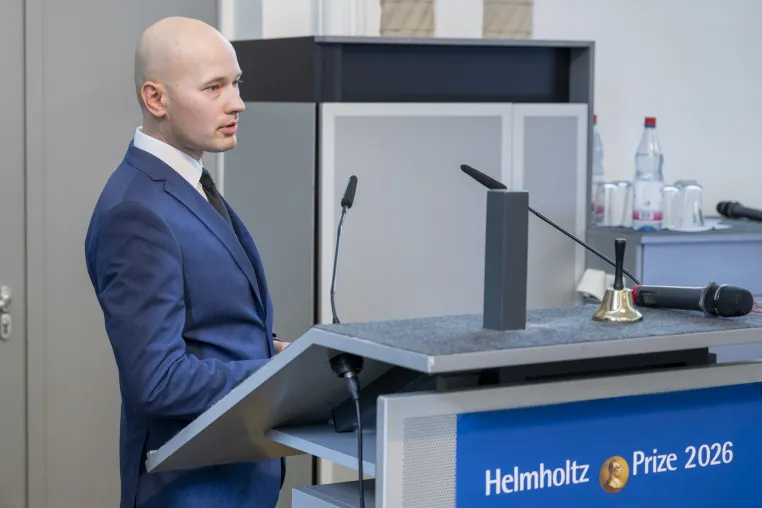 Bild: Genauigkeitsrekord für elektrischen Widerstand: Kajetan Fijalkowski erhält Helmholtz-Preis