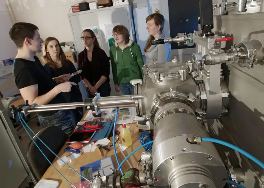 Vom 9. bis 12. Oktober können Mädchen am Workshop „Physik für Schülerinnen“ teilnehmen, um sich über ein Physikstudium an der Uni Jena zu informieren. Dabei können sie auch selbst im Labor tüfteln. (F