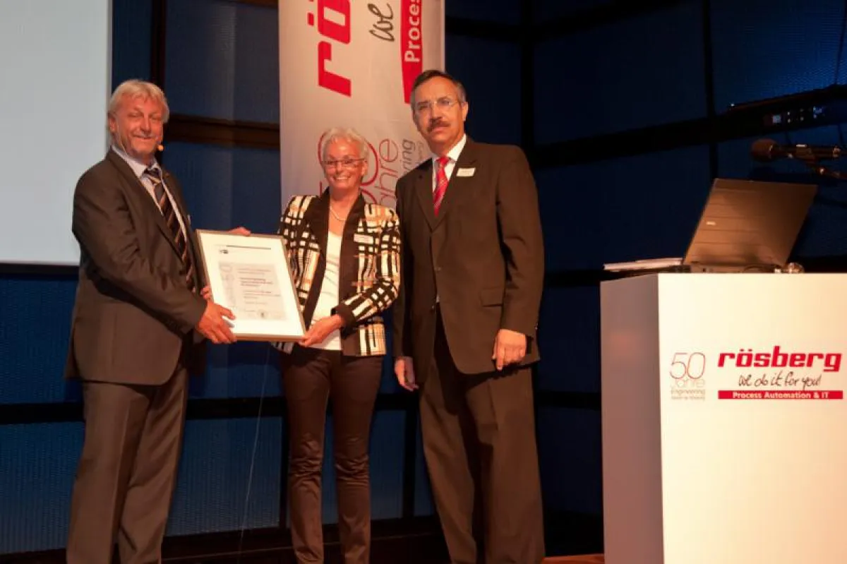 Herbert Hoffmann, IHK Technologiefabrik Karlsruhe (rechts im Bild) überreicht Urkunde an die Geschäftsführer Ute Heimann und Ralph Rösberg