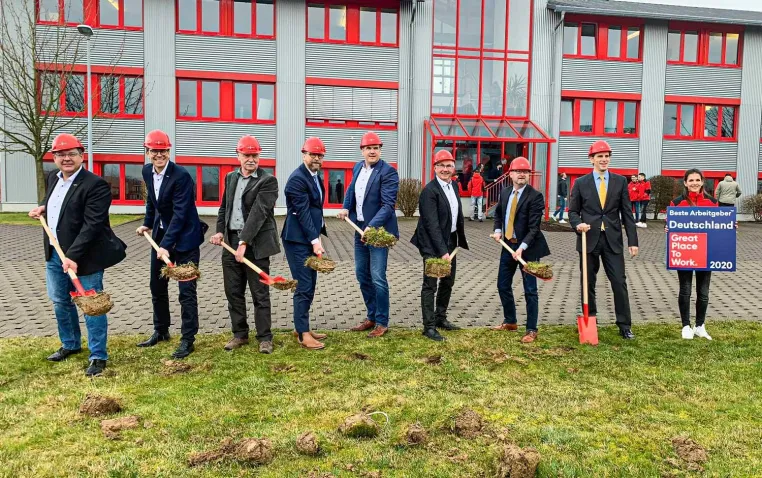 glatthaar-fertigkeller setzt 1. Spatenstich für Anbau am Firmenstandort/ 32 neue Arbeitsplätze in der Region Bild: glatthaar-fertigkeller setzt 1. Spatenstich für Anbau am Firmenstandort/ 32 neue Arbeitsplätze in der Region