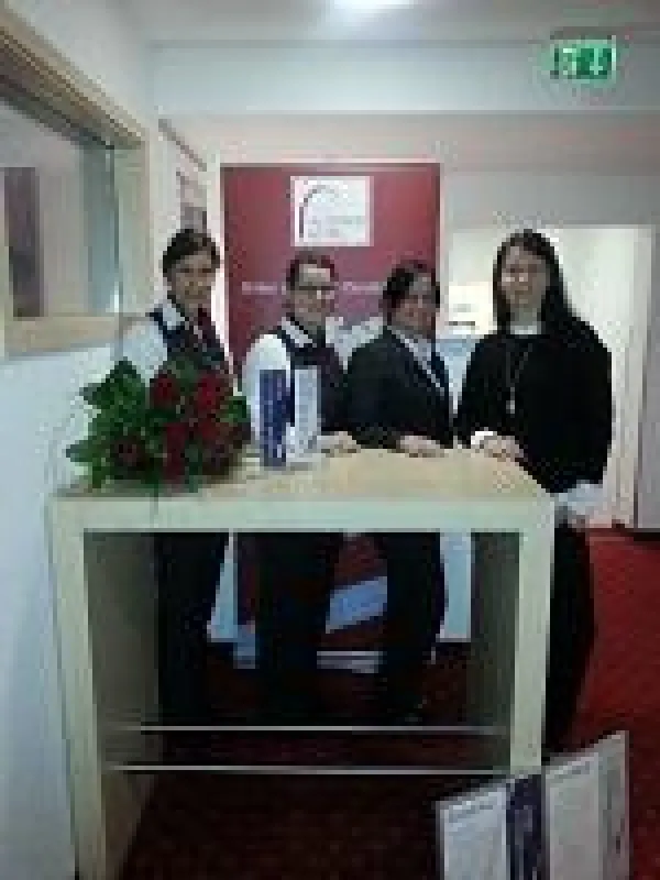 von rechts: Stephanie Wohnig -Hotelmanagerin- , Nadine Möller -Bankett -, und Mitarbeiter