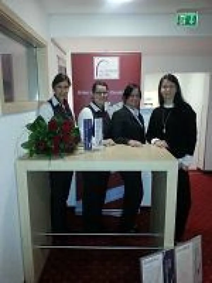 von rechts: Stephanie Wohnig -Hotelmanagerin- , Nadine Möller -Bankett -, und Mitarbeiter