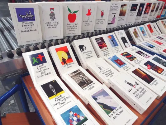 Bild: Jetzt auf Lager: Taschenbücher vom Diogenes Verlag und Toptitel vom dtv