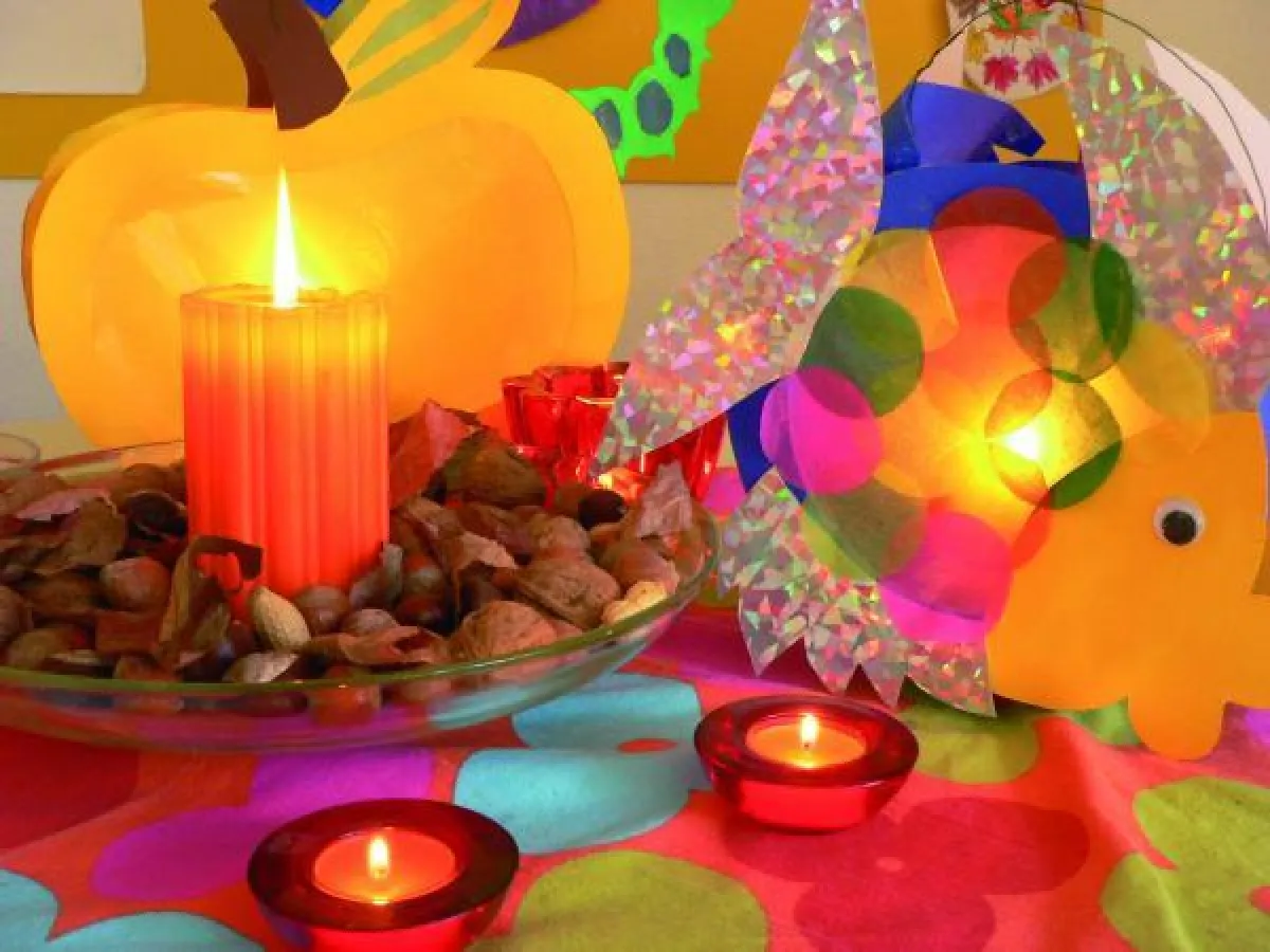 Die bunten, mit Kerzen in RAL-Qualität bestückten Laternen sehen nicht nur draußen hübsch aus, sondern setzen als Tischdekoration die Martinsgans „ins rechte Licht“. Fotovermerk: Gütegemeinschaft Kerz