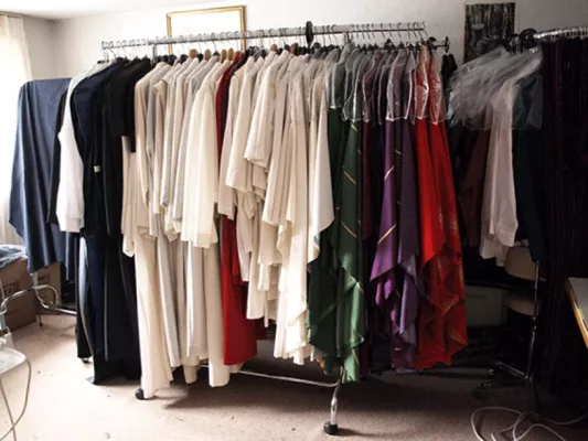 Gewänder aus allen Zeitepochen Bild: Gewänder aus allen Zeitepochen