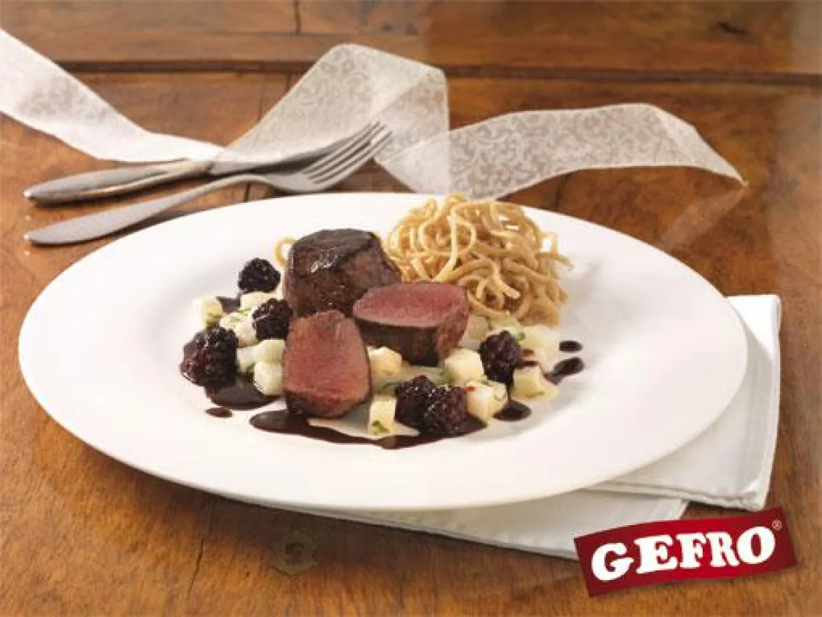 GEFRO Rehrückenfilet auf Rahmkohlrabi mit Balsamico-Brombeersoße