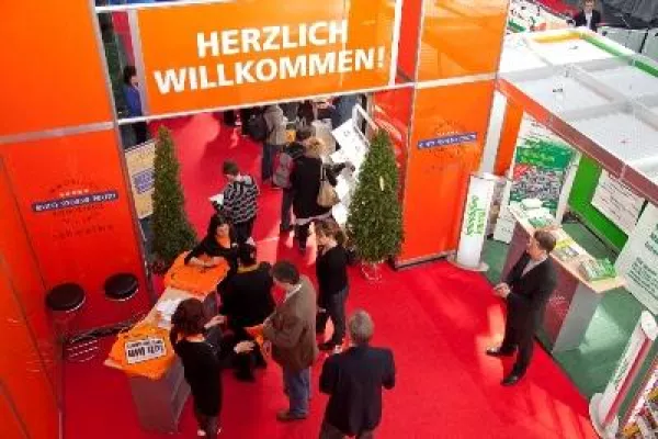 Bild: Karikaturist Reiner Schwalme signiert auf Messe "Hausbau & Energie"