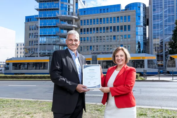 Bild: Leipziger Verkehrsbetriebe mit Regional-Auszeichnung „Gesunder Arbeitgeber 2022/23“ ausgezeichnet