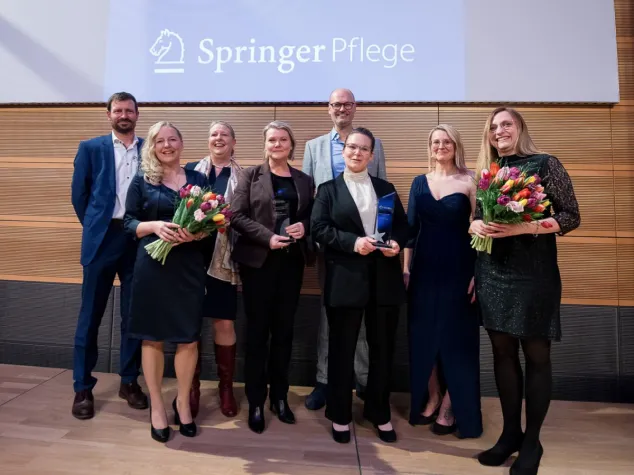 Pflegemanagement-Award: Sponsor ZEQ gratuliert den Gewinnerinnen Bild: Pflegemanagement-Award: Sponsor ZEQ gratuliert den Gewinnerinnen
