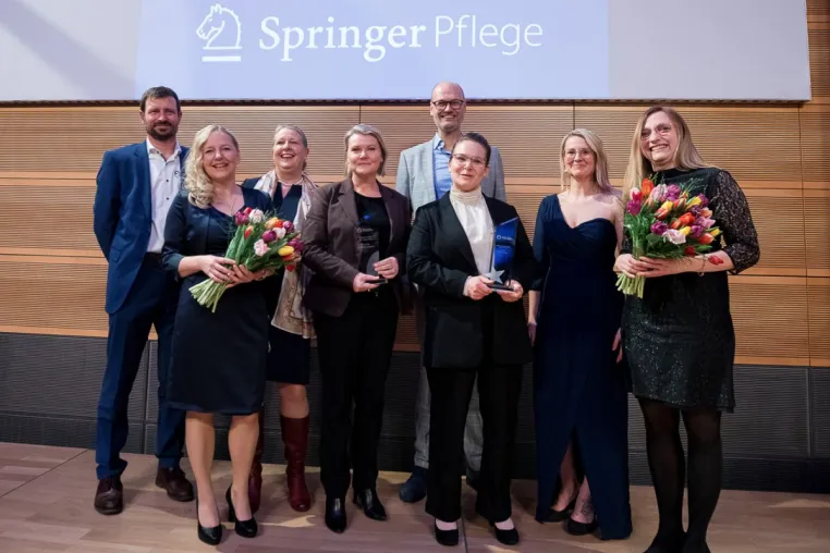 Bild: Pflegemanagement-Award: Sponsor ZEQ gratuliert den Gewinnerinnen