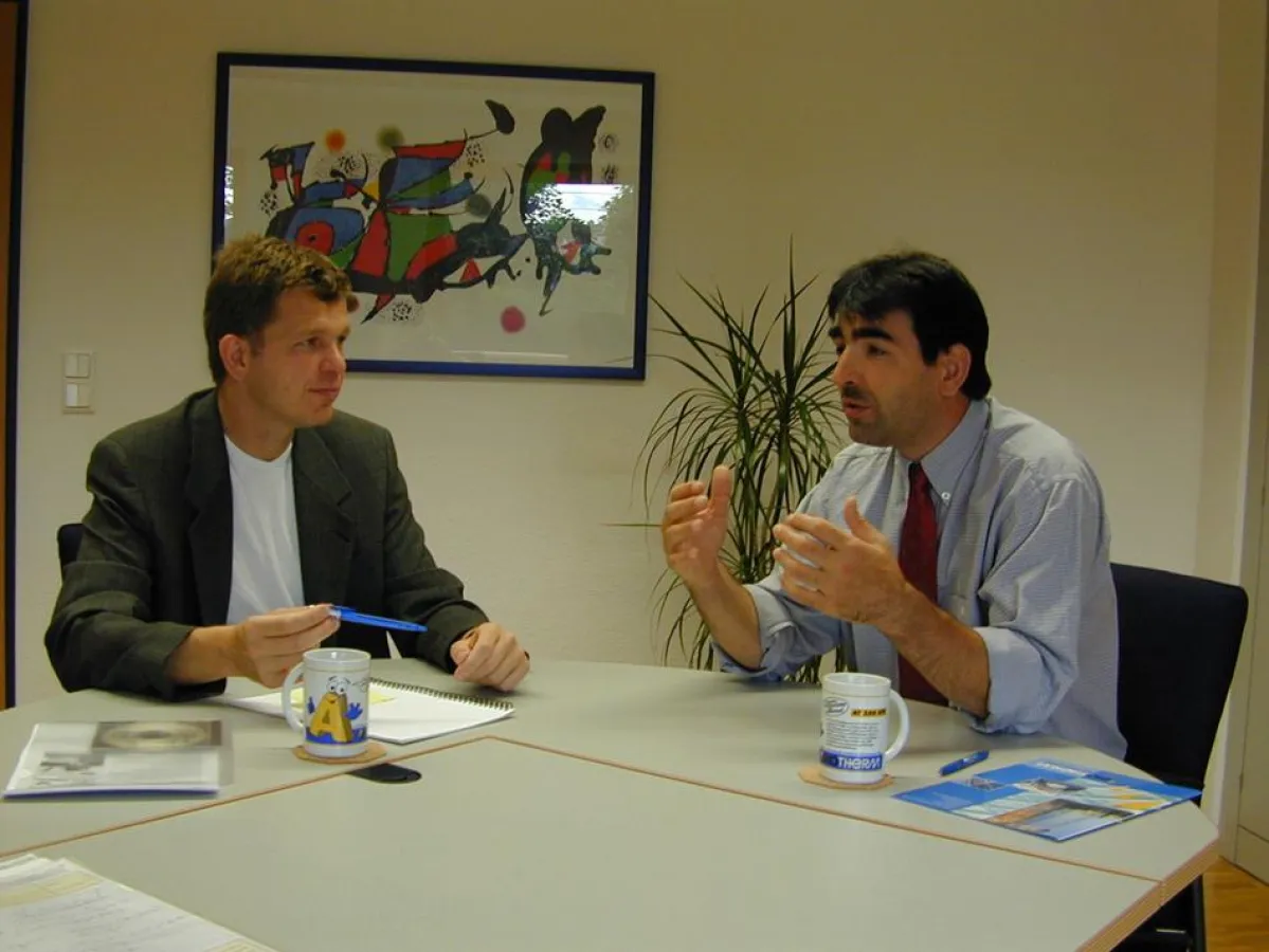 Redakteur Thomas Müller (links) im Gespräch mit Akotherm-Geschäftsführer Frank Schneider (rechts im Bild) zu den Zielsetzungen der Akotherm GmbH für die Zukunft.