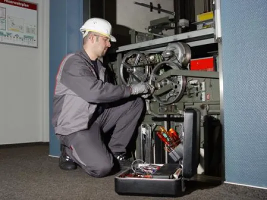 Bild: Anlagensicherheits-Report deckt Mängel bei Aufzügen auf. Betreiber mit Wartungsvertrag auf der sicheren Seite.