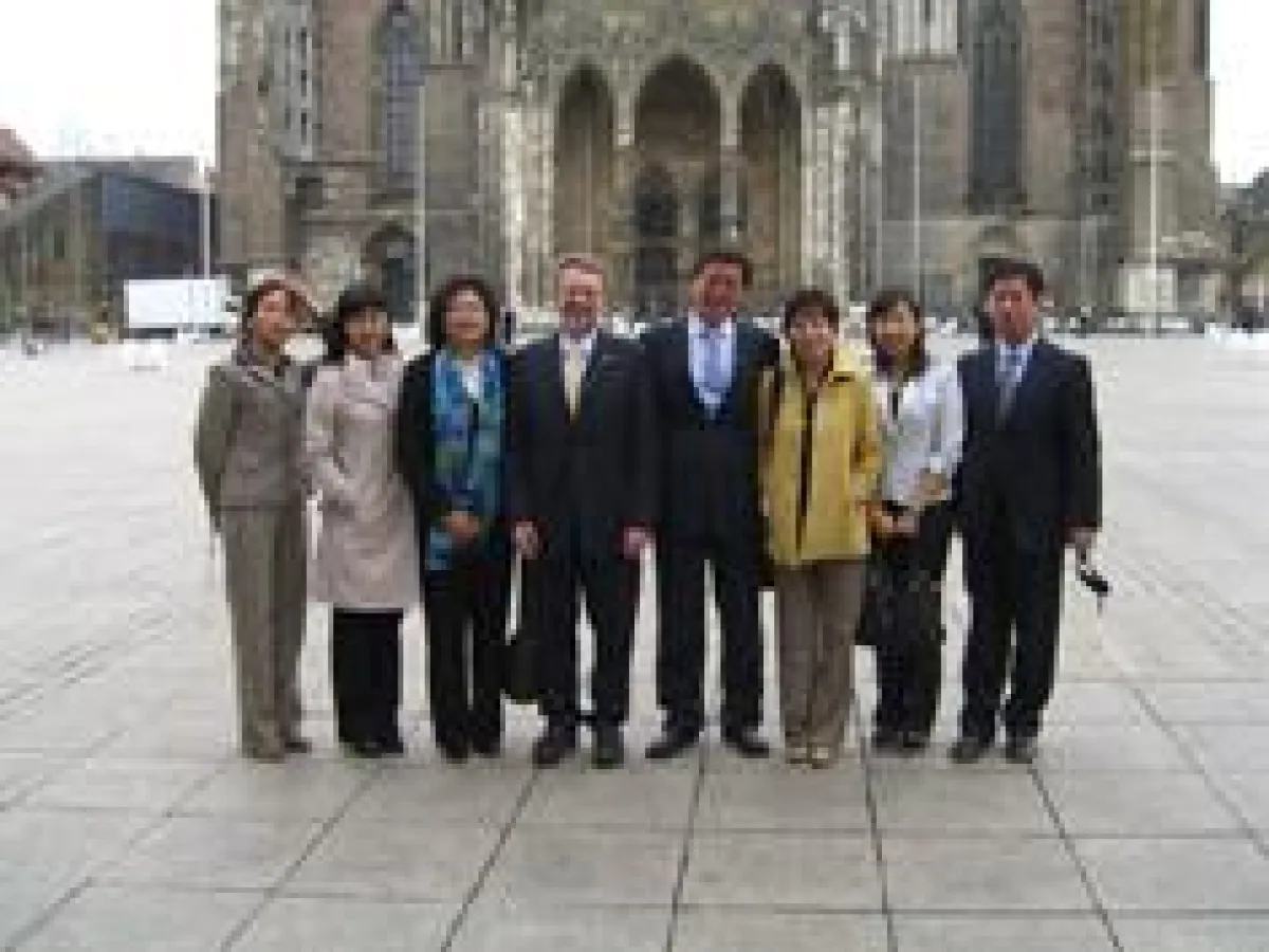 ZKRD-Geschäftsführer Dr. Dr. Carlheinz Müller und CMDP-Direktor JunLing Hong (Mitte) mit der chinesischen Delegation auf dem Ulmer Münsterplatz