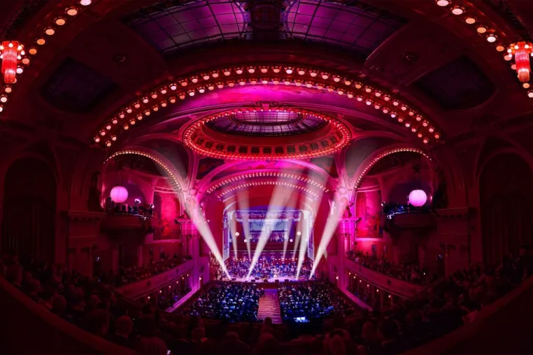 Bild: "Classic goes 90s" 2022: Eurodance und Techno-Bass im Abendkleid
