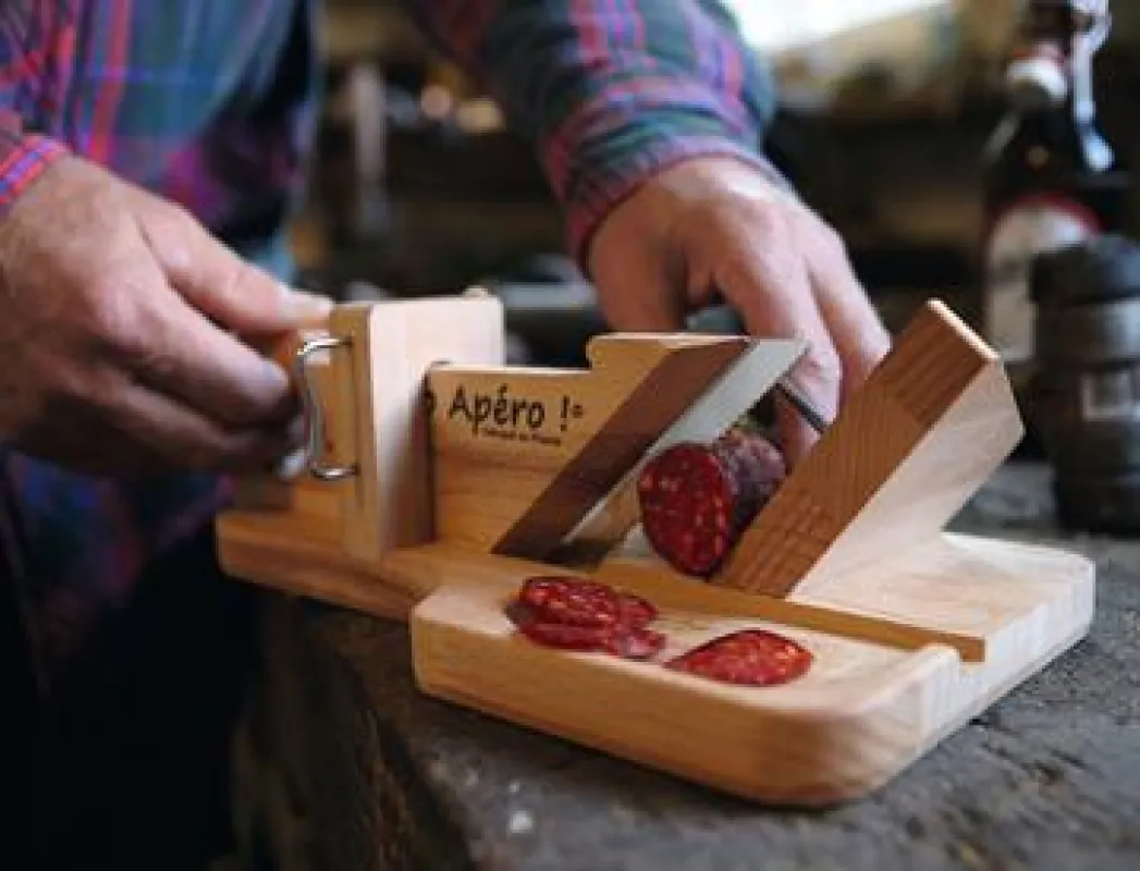 Die Salami Guillotine ist auf jedem Tisch ein Highlight