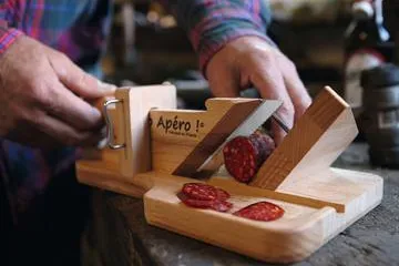 Bild: Salami Guillotine: Gourmets lieben dieses scharfe Teil!