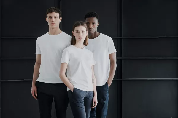 Bild: DIE PERFEKTE BEGLEITUNG FÜR DIE ERSTEN WARMEN TAGE – DAS PERFEKTE T-SHIRT