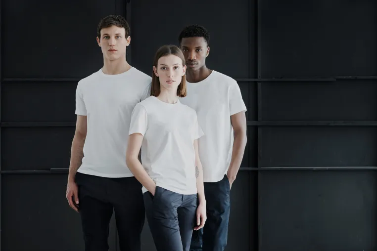Bild: DIE PERFEKTE BEGLEITUNG FÜR DIE ERSTEN WARMEN TAGE – DAS PERFEKTE T-SHIRT