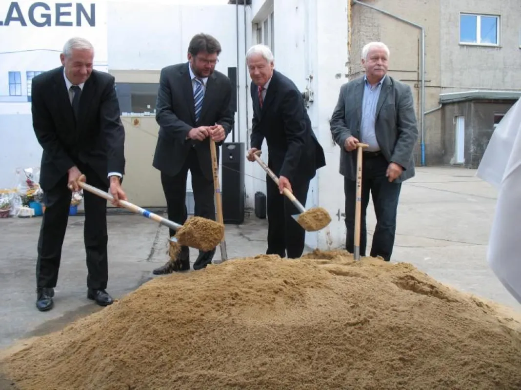Beim 1. Spatenstich: Gerhard Hanl, Manfred Wünnenberg, Klaus-Dieter Eckert, Rolf Schulte (v.r.n.l.).