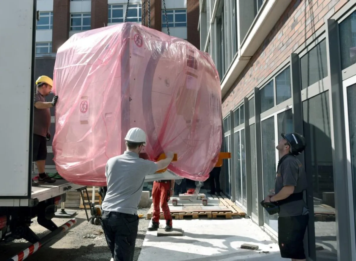 Der rund 7 Tonnen schwere 3-Tesla-MRT wird per Kran abgeladen. Nachweis: Volker Daum/Bergmannsheil