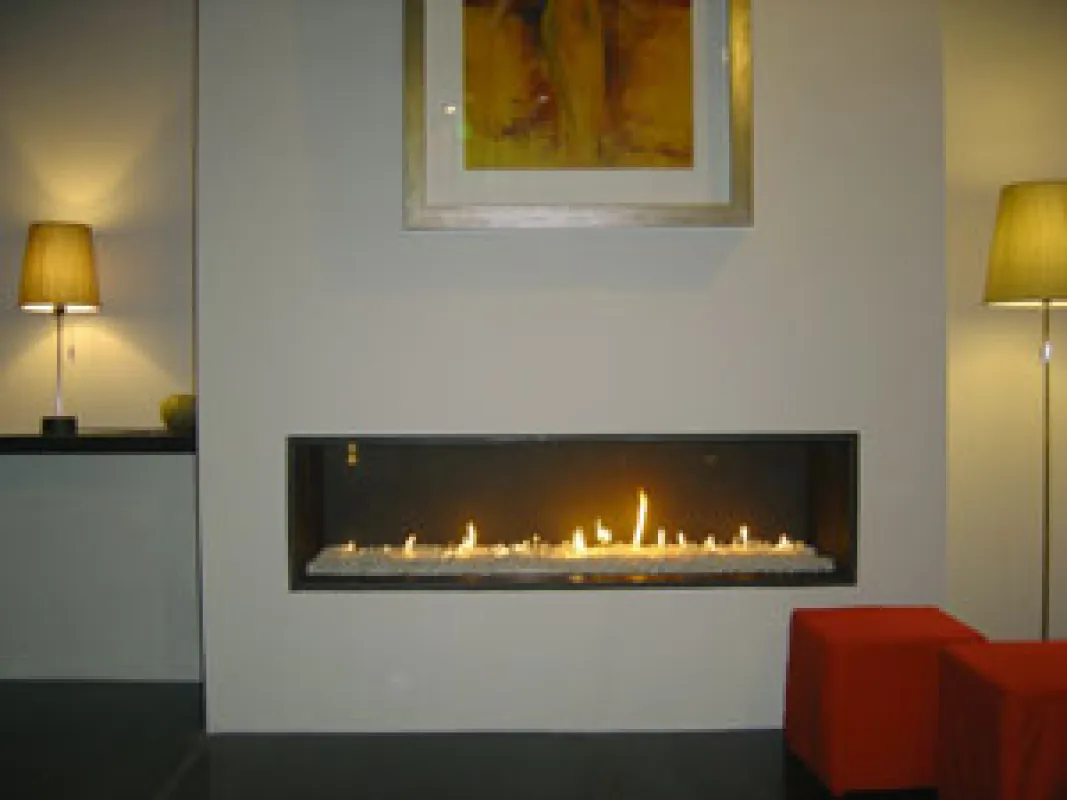 Einzigartiges Design: Der geschlossene Kamineinsatz Gala wird in verschiedenen Breiten bis zu zwei Metern angeboten. Das Feuer kommt aus der Gassteckdose. (Foto: Vero Design)
