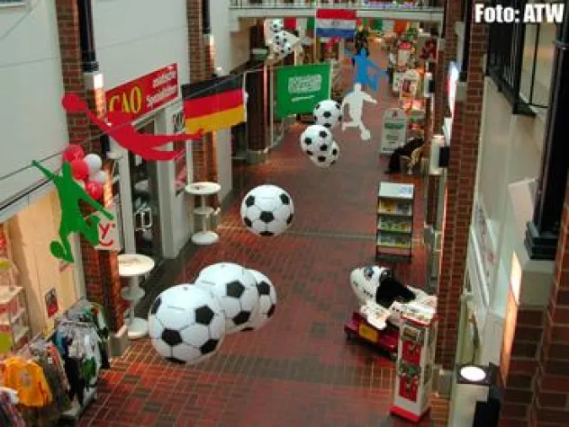 Fußball-Verlosung in der MOORBEK PASSAGE Bild: Fußball-Verlosung in der MOORBEK PASSAGE