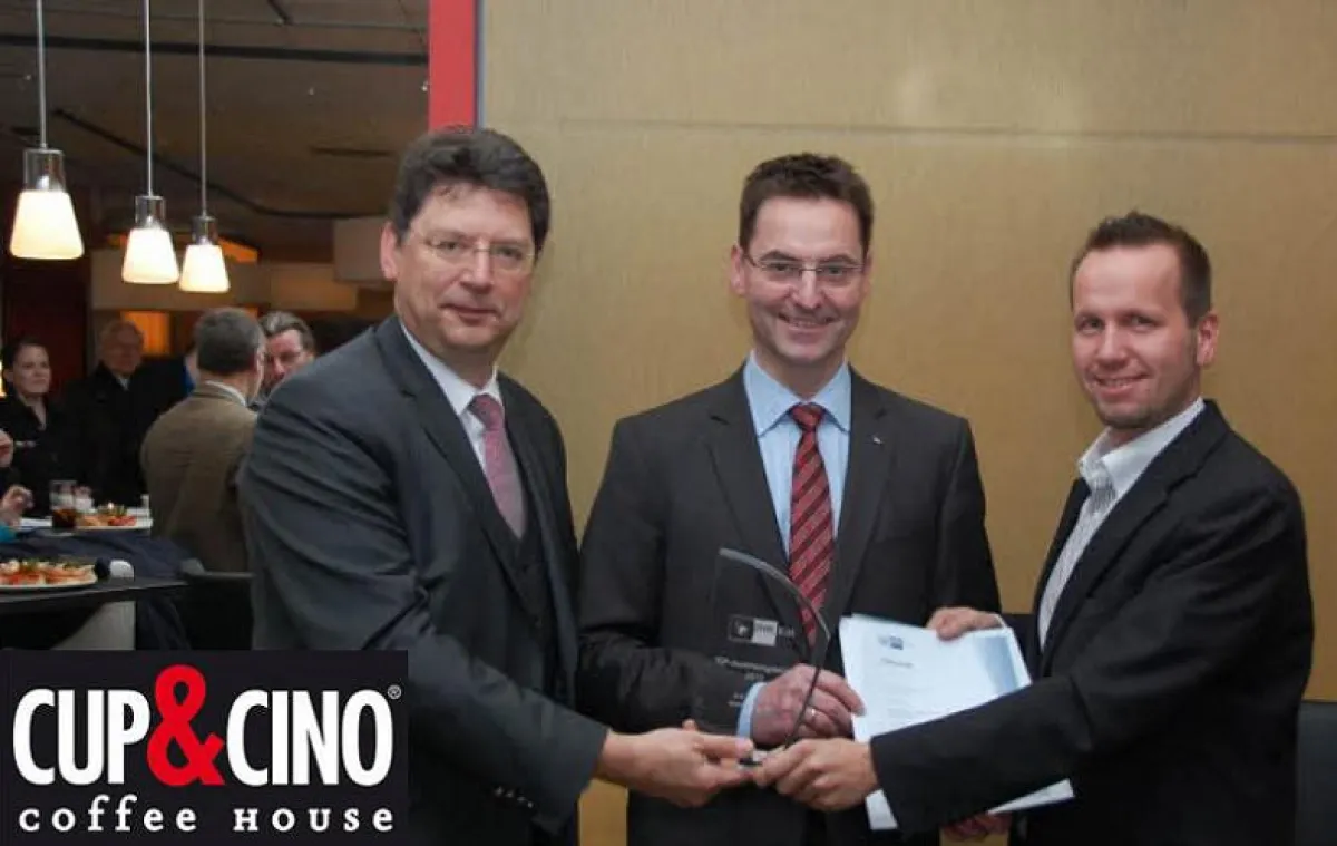 IHK - Präsident Klaus - Hinrich Vater (Mitte) und Wirtschaftsminister Reinhard Meyer (li.) überreich