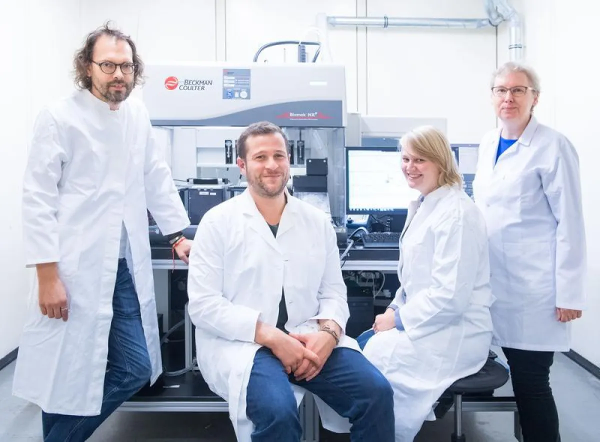 Prof. Dr. Irmgard Förster (right) and Prof. Dr. Günter Mayer (left) with their team. (Photo: Volker Lannert/Uni Bonn)