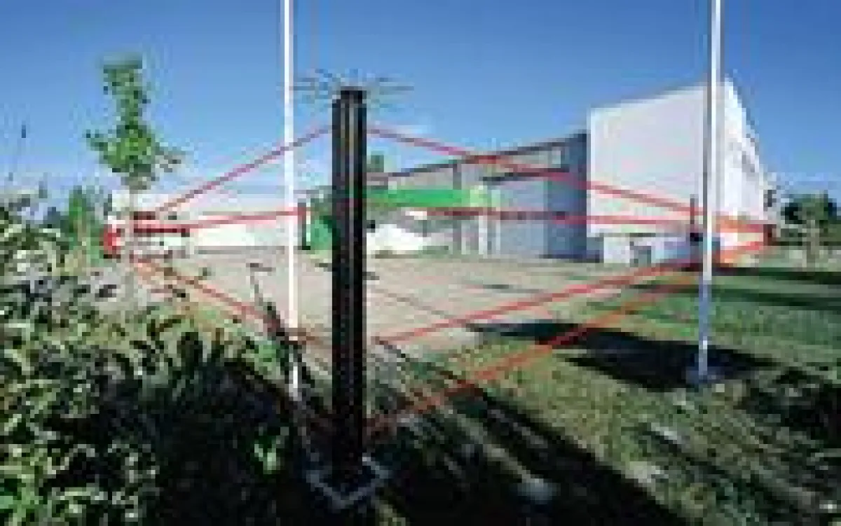 Ob mit Infrarot-Lichtschranken oder per Dopplerdetektion: Die Perimeterüberwachungssysteme erkennen Eindringlinge bis zu einer Reichweite von 100 Metern oder aufgrund von Bewegungen und Körperwärme.