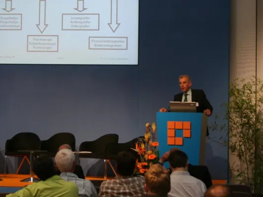 roTeg stellt auf dem Anwenderforum der Automatica zukunftsweisende Greiferlösungen für Robotersysteme vor Bild: roTeg stellt auf dem Anwenderforum der Automatica zukunftsweisende Greiferlösungen für Robotersysteme vor