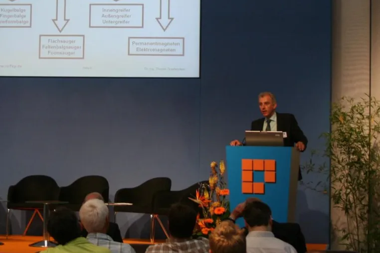 roTeg stellt auf dem Anwenderforum der Automatica zukunftsweisende Greiferlösungen für Robotersysteme vor Bild: roTeg stellt auf dem Anwenderforum der Automatica zukunftsweisende Greiferlösungen für Robotersysteme vor
