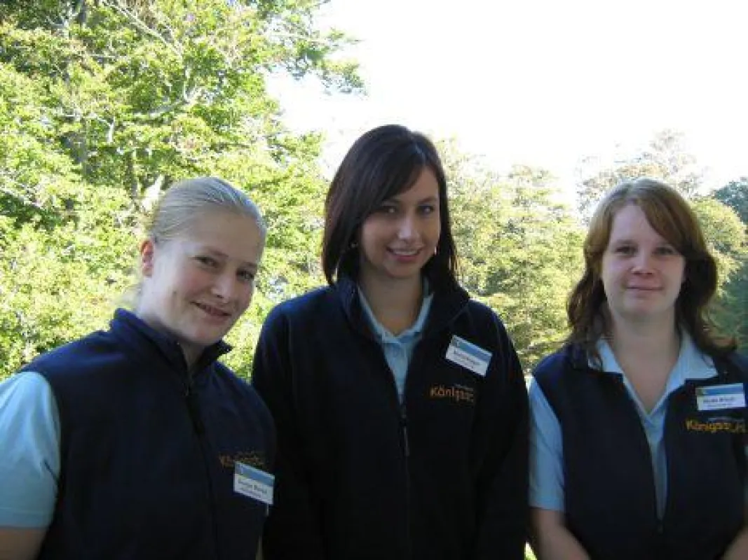 Die beiden Auszubildenden aus dem 1. Lehrjahr, Doreen und Maria, gemeinsam mit Nicole aus dem 2. Lehrjahr