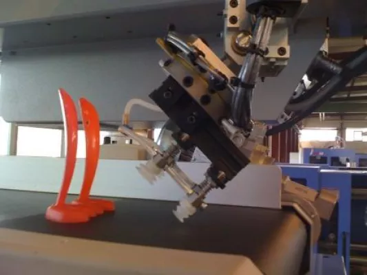 Bild: WEMO ROBOT SYSTEME GmbH mit einem WEMO 6-5 Basic Roboter auf dem Evonik-Messestand