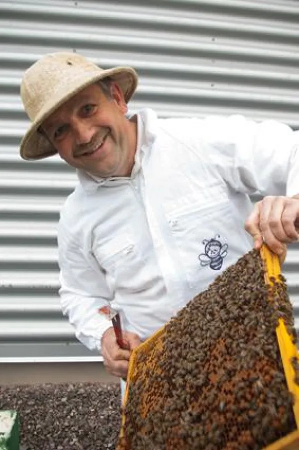 Betreut die Bienen auf dem Dach des Logistikzentrums: Imker Jörg Ortlepp. Foto: Hermes Fulfilment