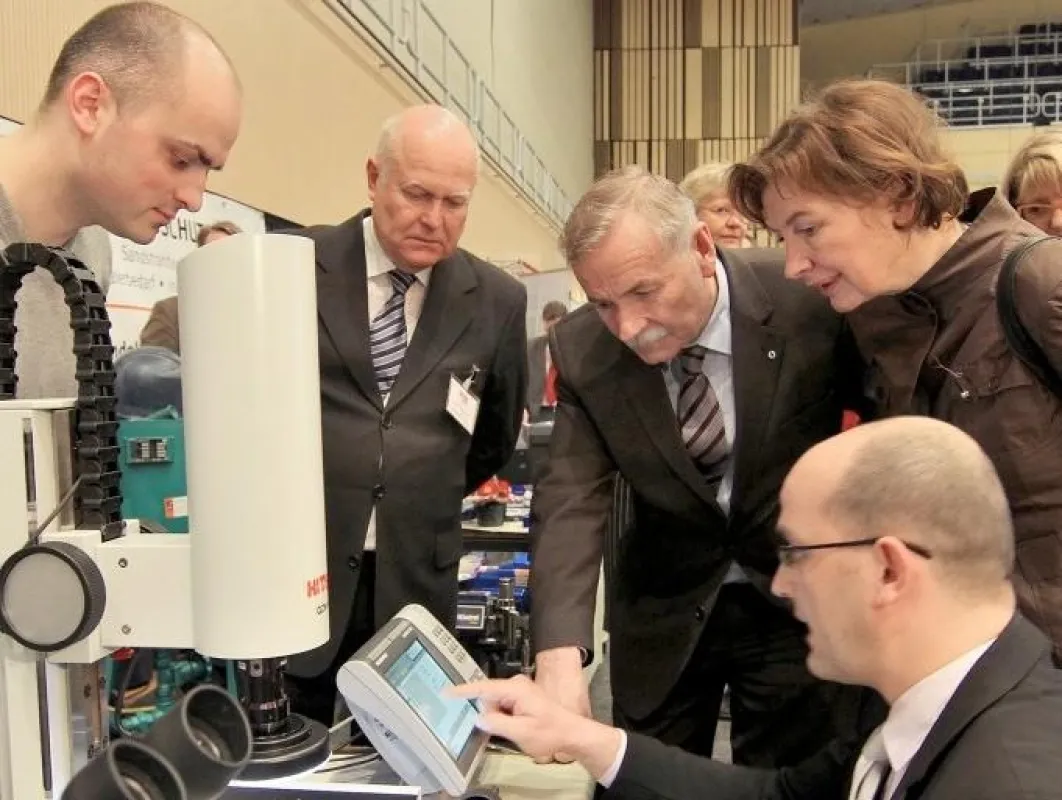 Peter Friedrichs (BME), Jürgen Seidel (Wirtschaftsminister M-V) und Ingrid Bacher (SPD) lassen sich am Messestand der DIMENSIONICS