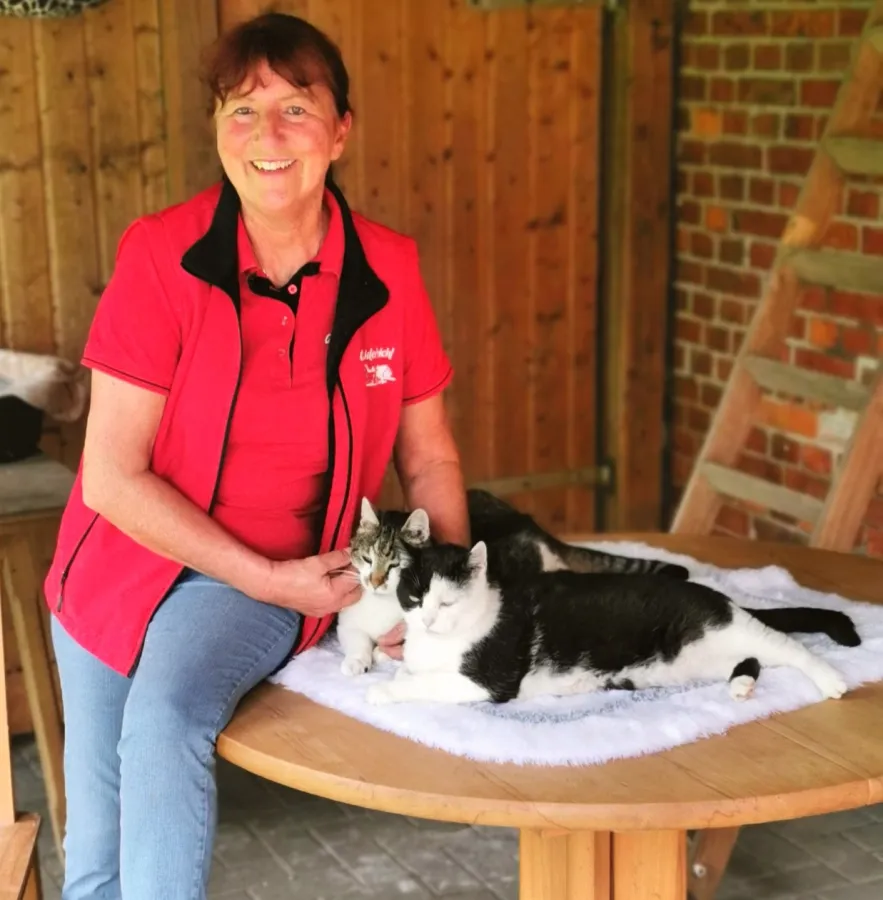 Annette Engelhardt mit Julian und Mao, den ersten Bewohnern des Gut Aiderbichl Miniland (© Gut Aiderbichl Ballermann Ranch)