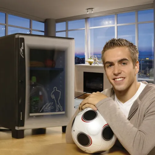 Gemeinsam mit Philipp Lahm – Cool bleiben und Gutes tun Bild: Gemeinsam mit Philipp Lahm – Cool bleiben und Gutes tun