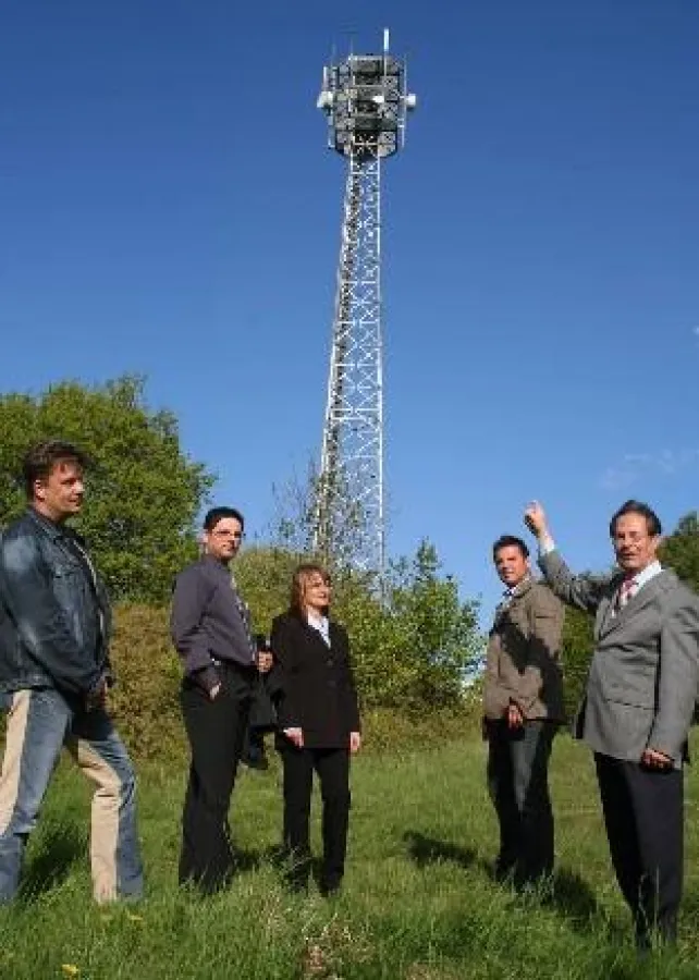 Der ÖDP-Bundesvorsitzende Prof. Dr. Klaus Buchner vor dem Funkmasten in Dischingen.
