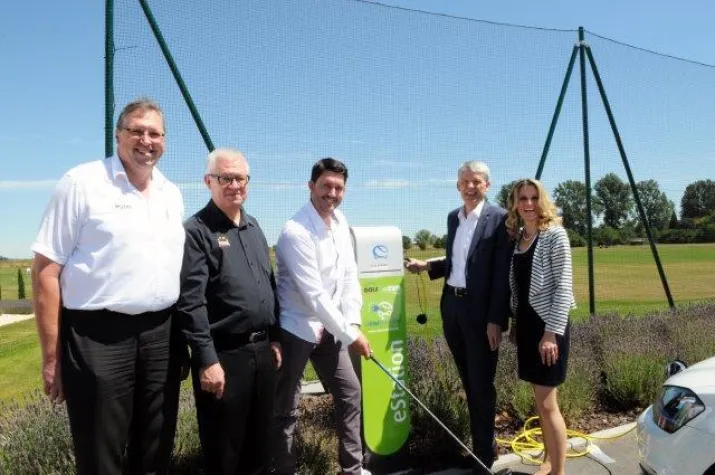 Bild: Mit dem Golfschläger an die E-Zapfsäule