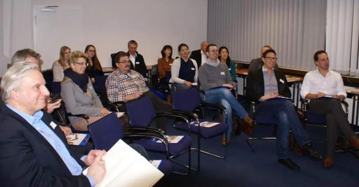 Gutgelaunte Runde beim Präsentationstraining der Glanzwerkstatt und der IHK Bonn/Rhein-Sieg
