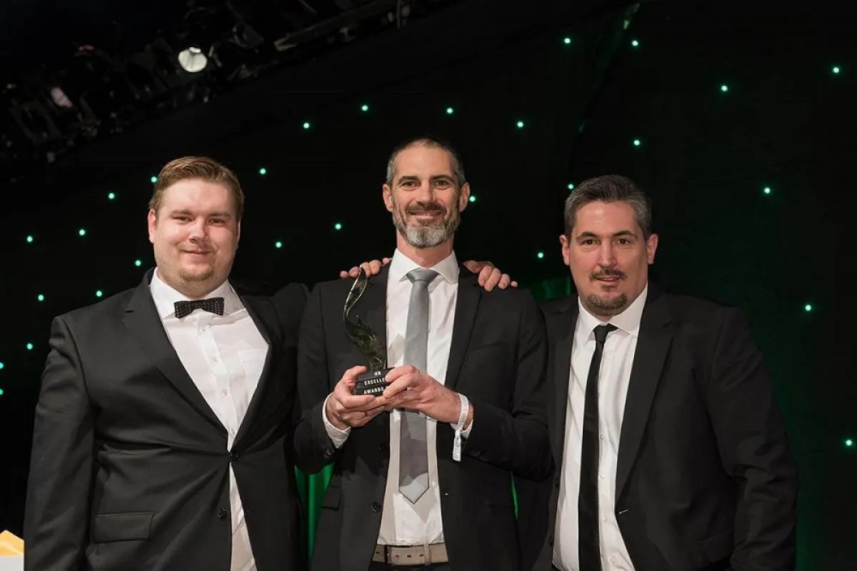 Rico Herwig und André Roitzsch von den Shopmachern feiern mit Andreas Herde von YeaHR! den Award