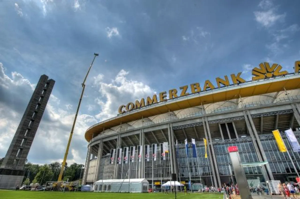 Die Gäste genossen die Freifahrten auf 103 m Höhe in der Commerzbank Arena bei strahlendem Sonnenschein. FOTO: Uli Planz