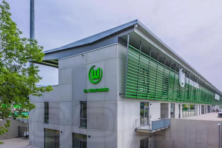 Bild: Sonnenschutz mit Fassadengestaltung für das neue AOK Stadion des VfL Wolfsburg