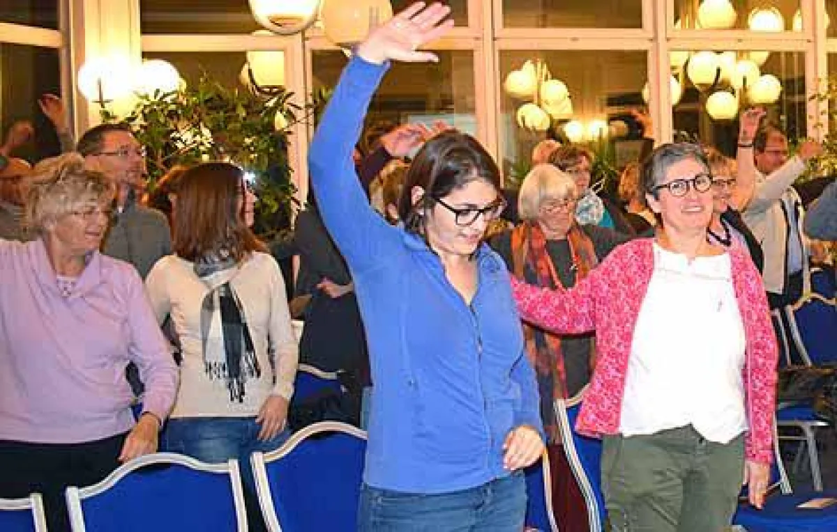 Das Publikum beteiligte sich rege, nicht nur bei Fragen und Diskussionen, sondern auch bei Uebungen