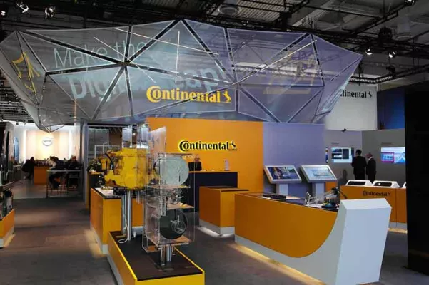 Bild: Blue Wheels setzt Continental auf der IAA Nutzfahrzeuge 2018 mittels Projection Mapping in Szene