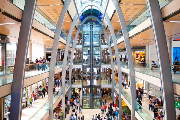 Bild: Riesen-Osterhase aus Lindt-Glöckchen und Schokohasen-Nest in der Europa Passage