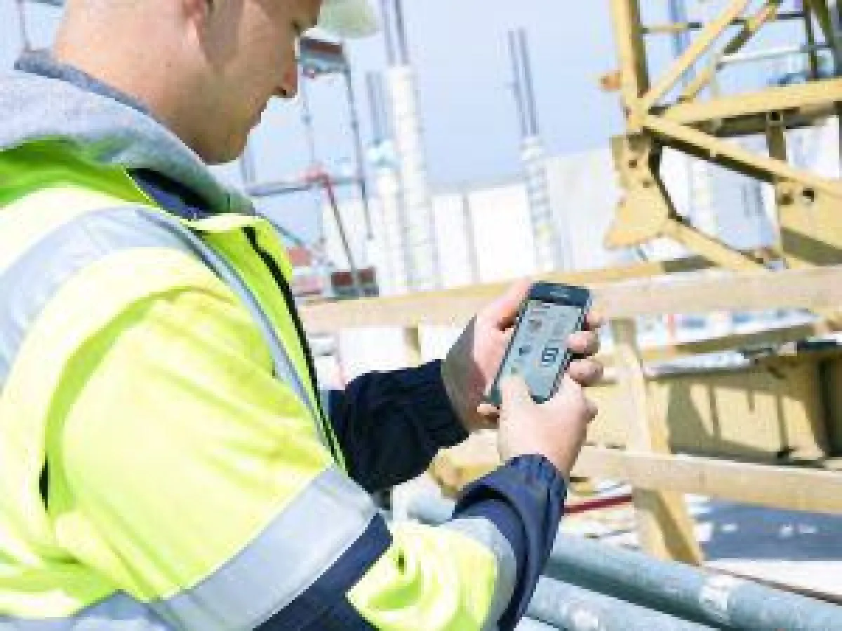 Anwender protokolliert den Baustellenfortschritt mit der 123erfasst-App / Quelle / Fotograf: 123erfa