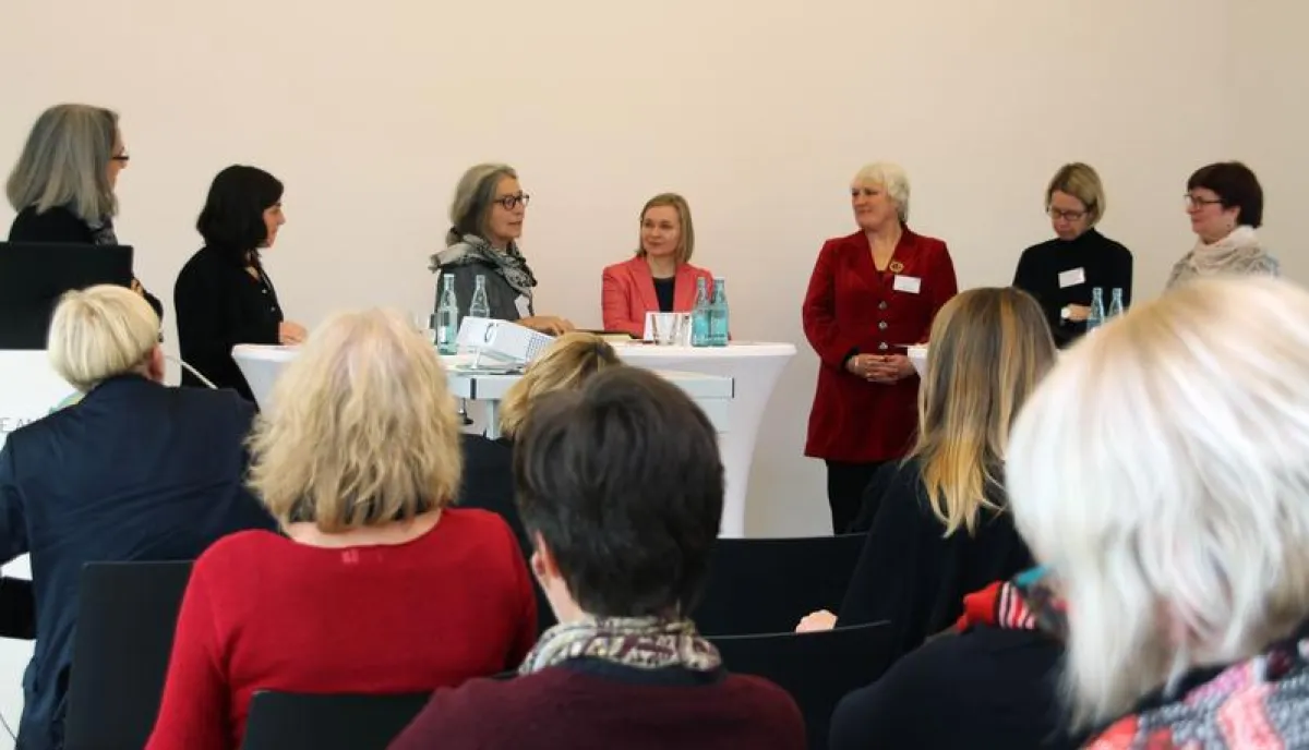 Dr.in Barbara Hartung (3.v.r.) aus dem MWK sprach mit fünf Vertreterinnen der Einrichtungen der LAGEN über Vernetzung und Positionierung der Genderforschung. (Pressestelle Universität Vechta)