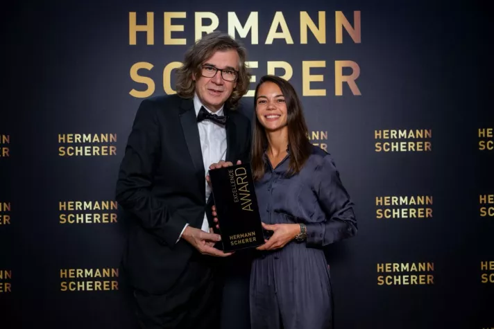 Bild: Gesundheitsexpertin Vanessa Buth erhält den "Excellence Award" für ihre Rede