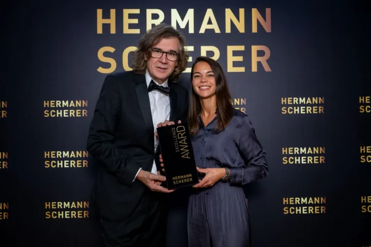 Bild: Gesundheitsexpertin Vanessa Buth erhält den "Excellence Award" für ihre Rede